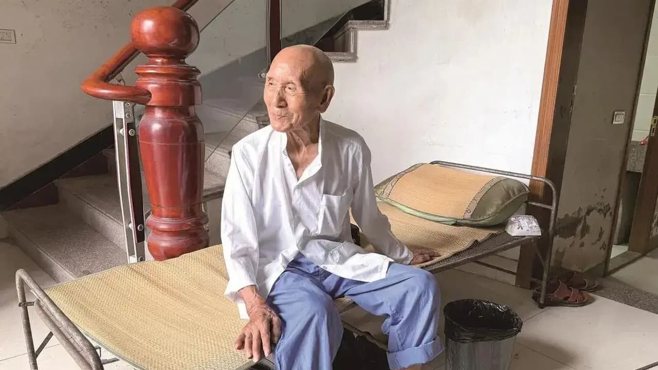 101-летний мужчина назвал любовь к коле и рису секретом своего долголетия