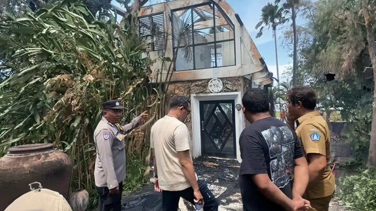 Мужчина пытался избавиться от паука и сжег виллу