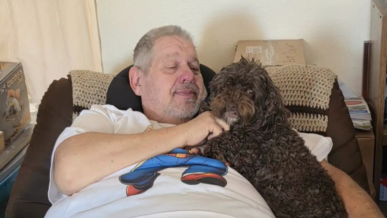 Собака 8 лет жила в клетке, а после спасения cама спасла жизнь новому хозяину