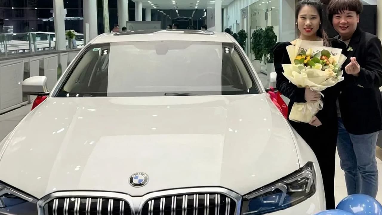 Начальница подарила сотрудникам BMW, чтобы те не мерзли по пути на работу