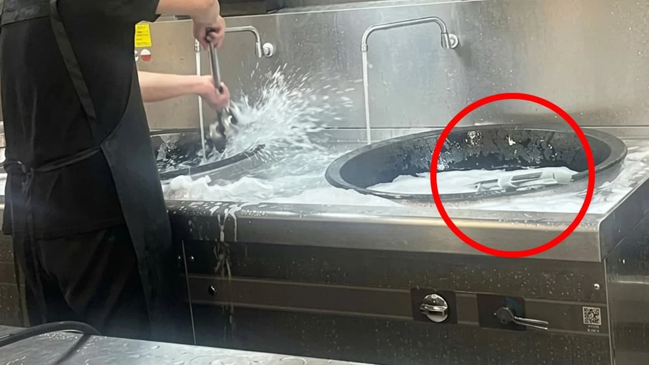 В детсаду мыли грязные швабры в кастрюлях: после скандала уволили руководство и весь персонал кухни